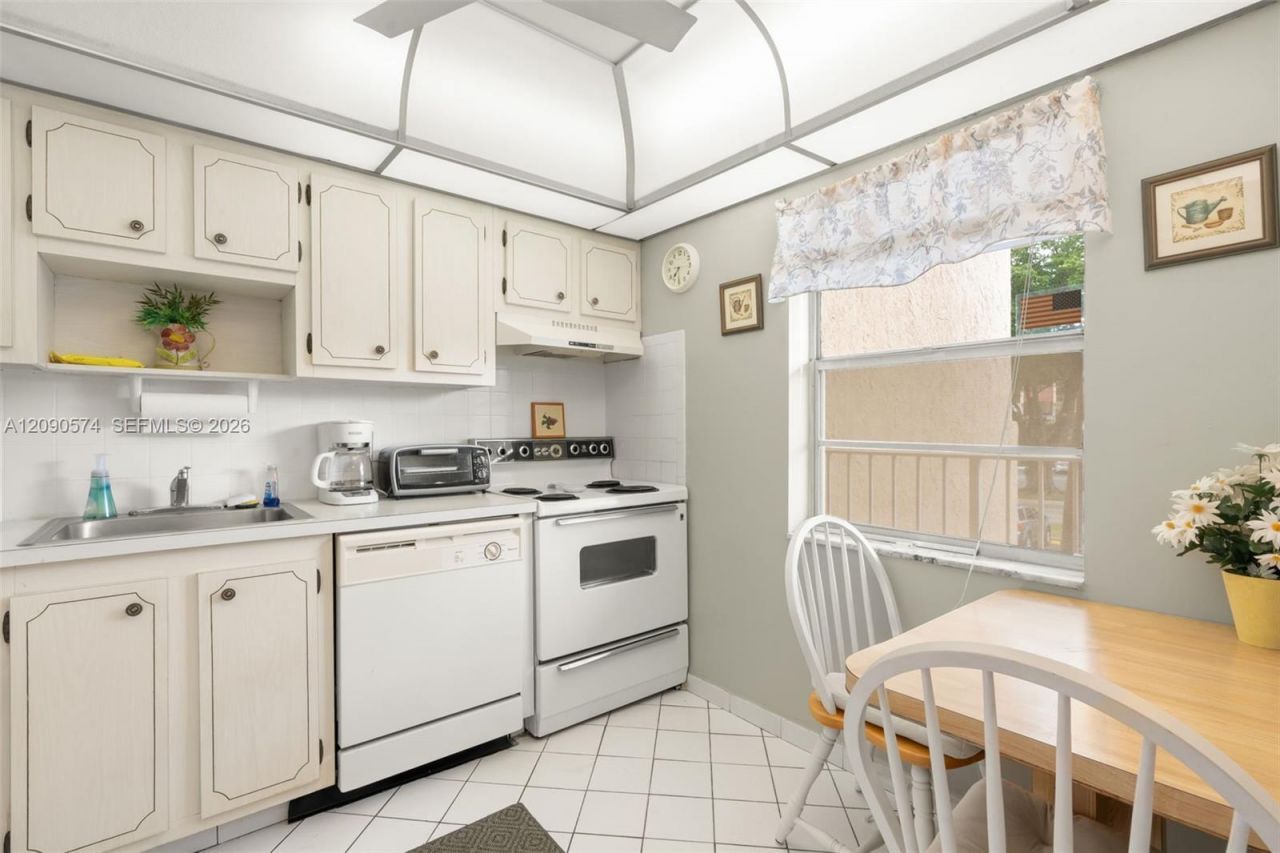 1040 Country Club Dr , Unit 208, Margate, FL 33063 Photo