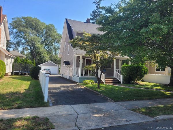 8 Rolling Street , Lynbrook, NY 11563
