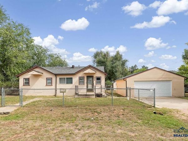 1423 EVANS ST, Hot Springs, SD 57747