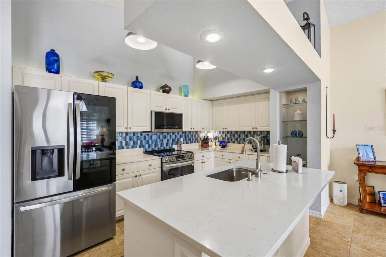 7266 Eleanor Circle, Unit 203, Sarasota, FL 34243 Photo