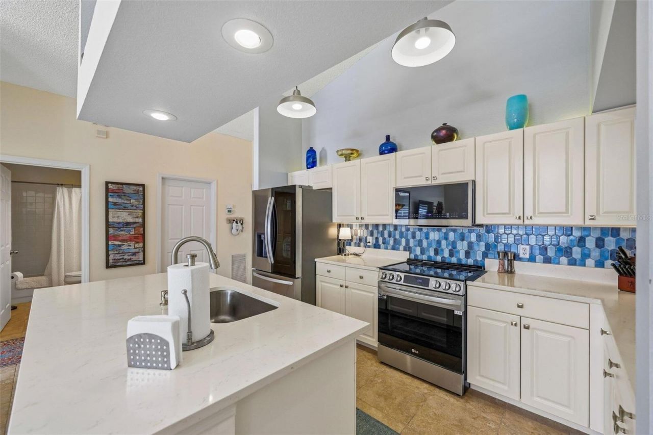 7266 Eleanor Circle, Unit 203, Sarasota, FL 34243 Photo