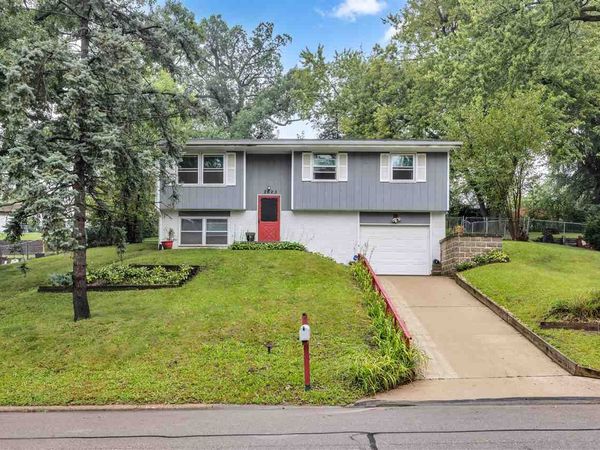 2623 Westwood Dr, Cedar Rapids, IA 52405