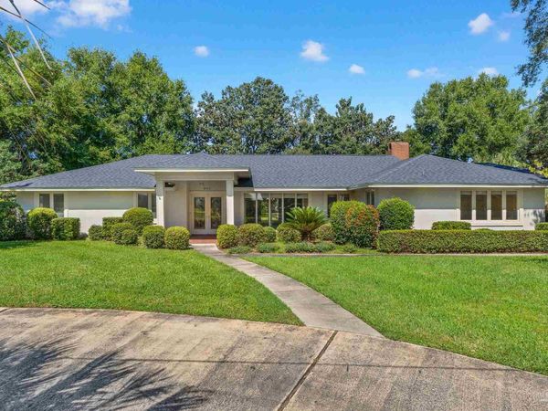 801 Bay Cliffs Rd, Gulf Breeze, FL 32561