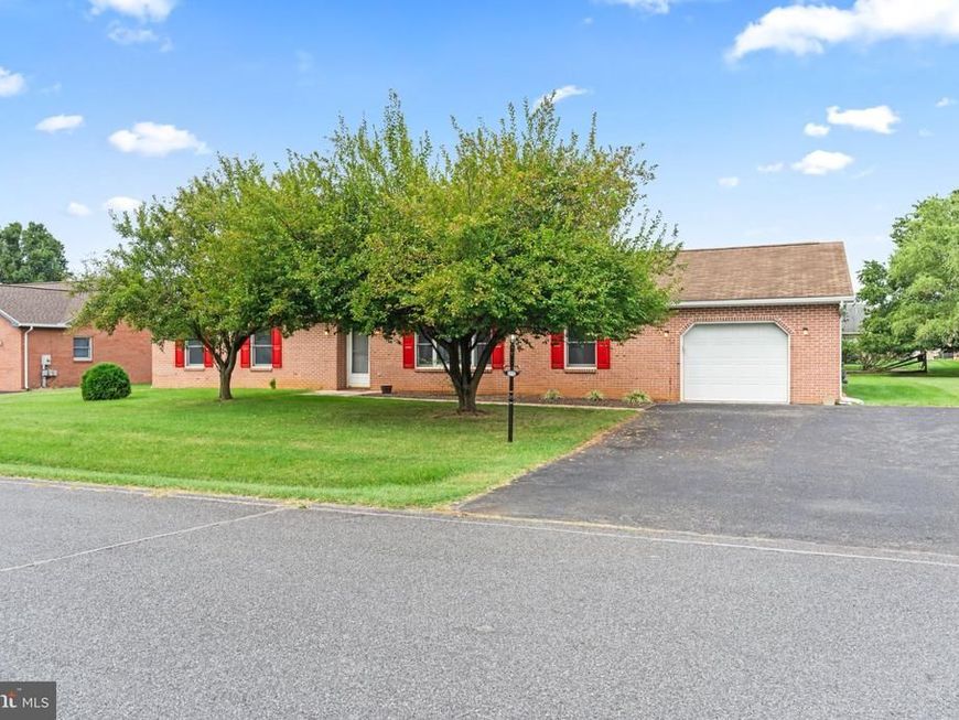 1213 S Pointe Drive, Hagerstown, MD 21740 Main Photo