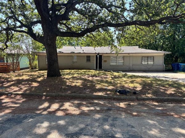 105 S Hickory Avenue , Denison, TX 75020