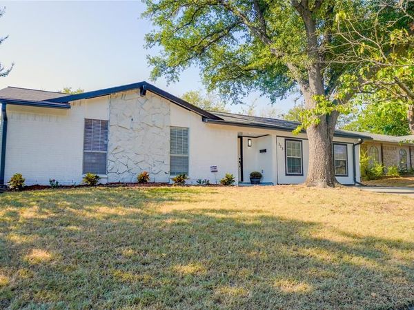 313 Boulder Court , Burleson, TX 76028