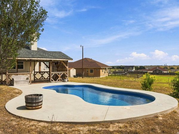 418 Clover Ln, La Vernia, TX 78121