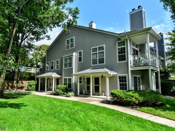 1098 Devon Ct, Mahwah, NJ 07430