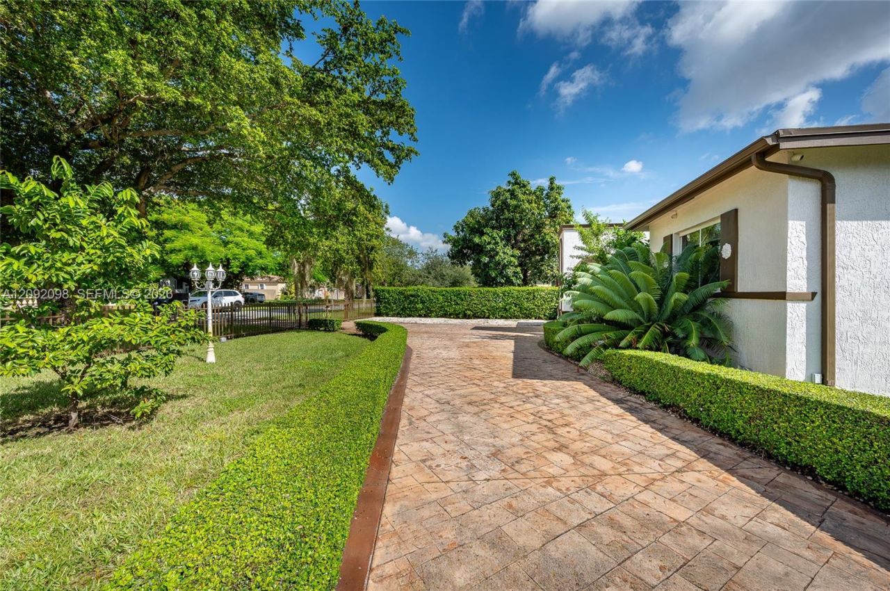 589 Miller Dr , Miami Springs, FL 33166 Photo
