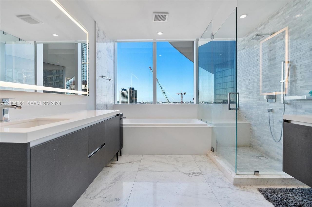 851 NE 1st Ave , Unit 1712, Miami, FL 33132 Photo