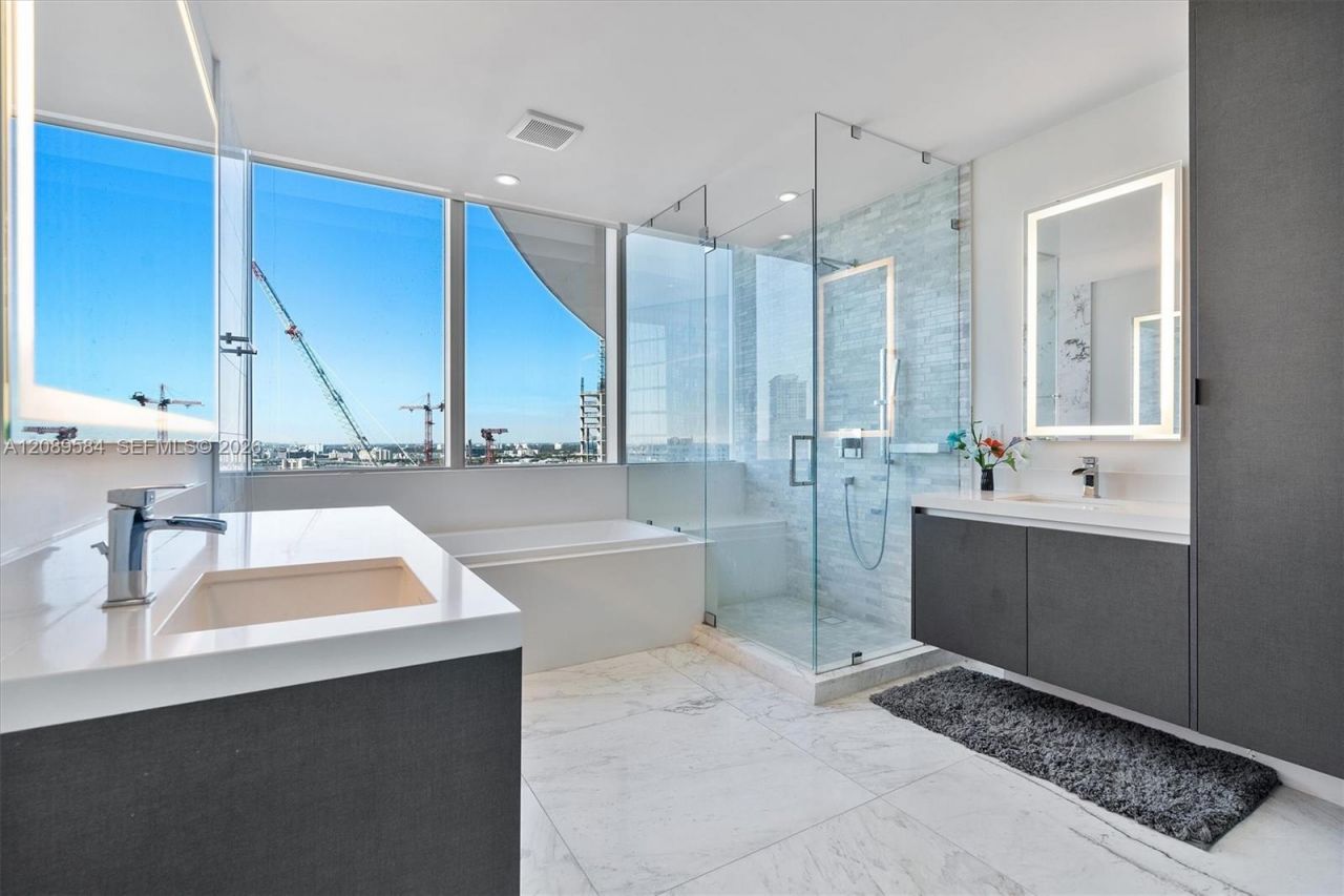 851 NE 1st Ave , Unit 1712, Miami, FL 33132 Photo