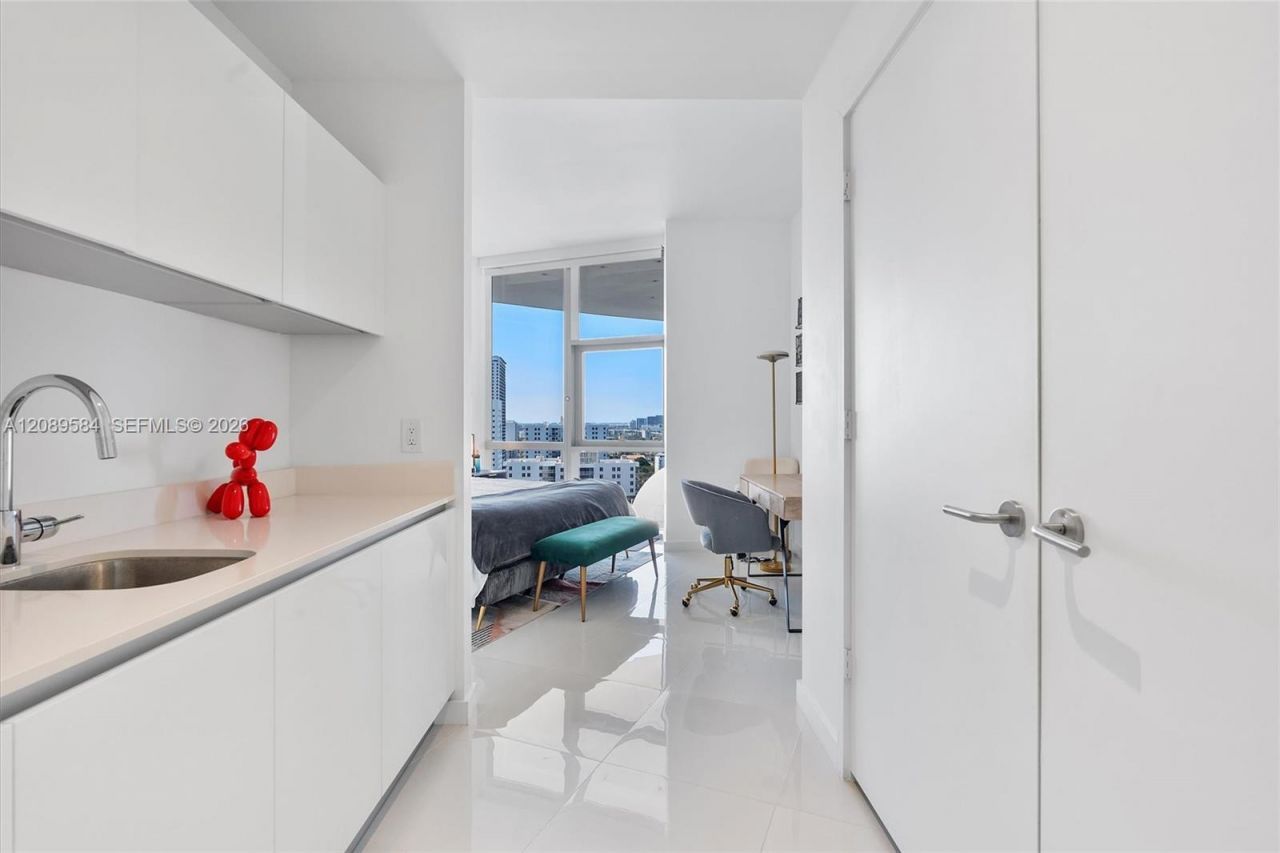 851 NE 1st Ave , Unit 1712, Miami, FL 33132 Photo