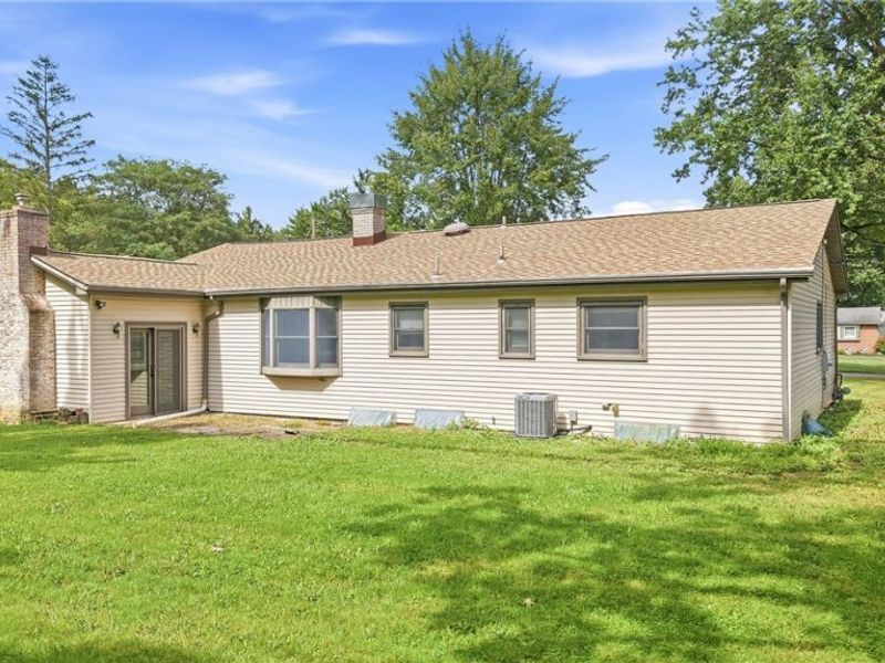 1889 Lancaster Drive, Youngstown, OH 44511 Photo 2