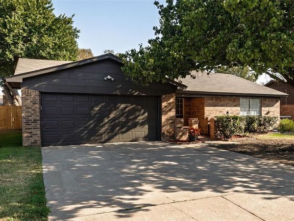 304 Cambridge Drive , Saginaw, TX 76179