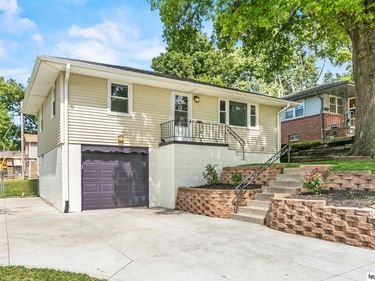 6226 Oak Street, Omaha, NE 68106