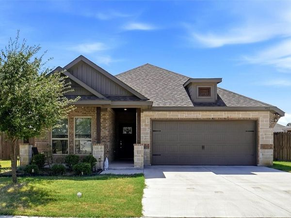 952 Sam Street , Springtown, TX 76082