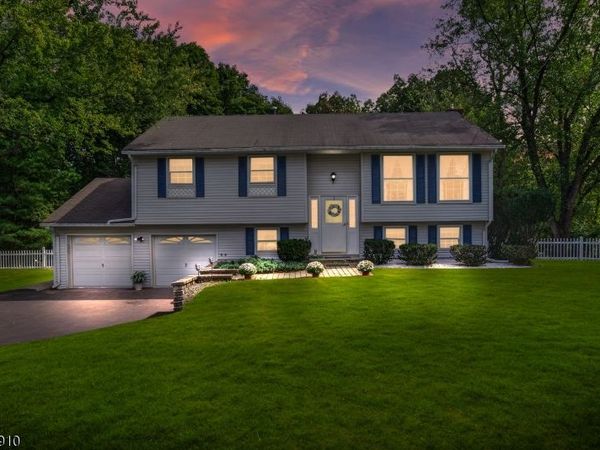 6 Redwood Dr, Clinton, NJ 08809