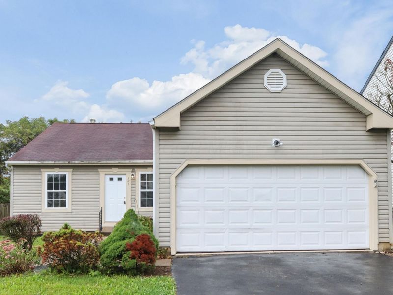 385 Oak Village Drive, Columbus, OH 43207 Photo 2