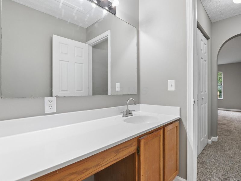 385 Oak Village Drive, Columbus, OH 43207 Photo 21