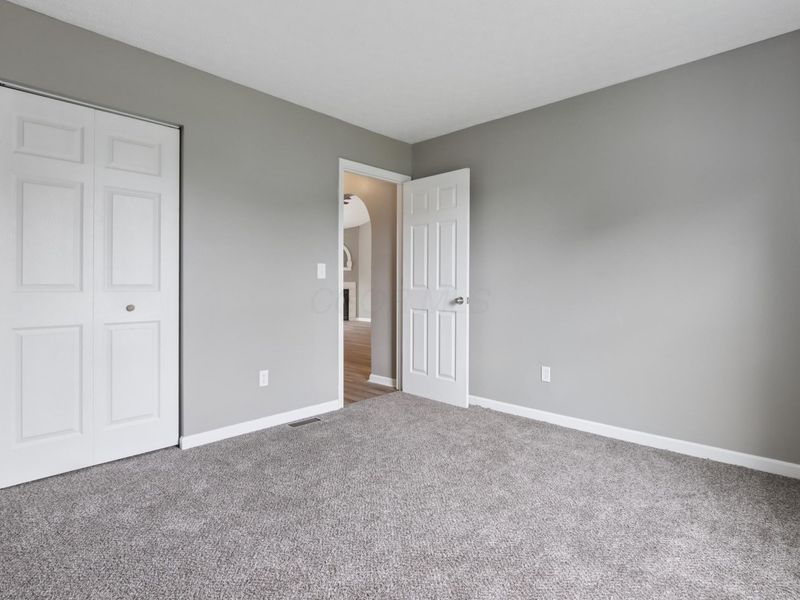 385 Oak Village Drive, Columbus, OH 43207 Photo 23