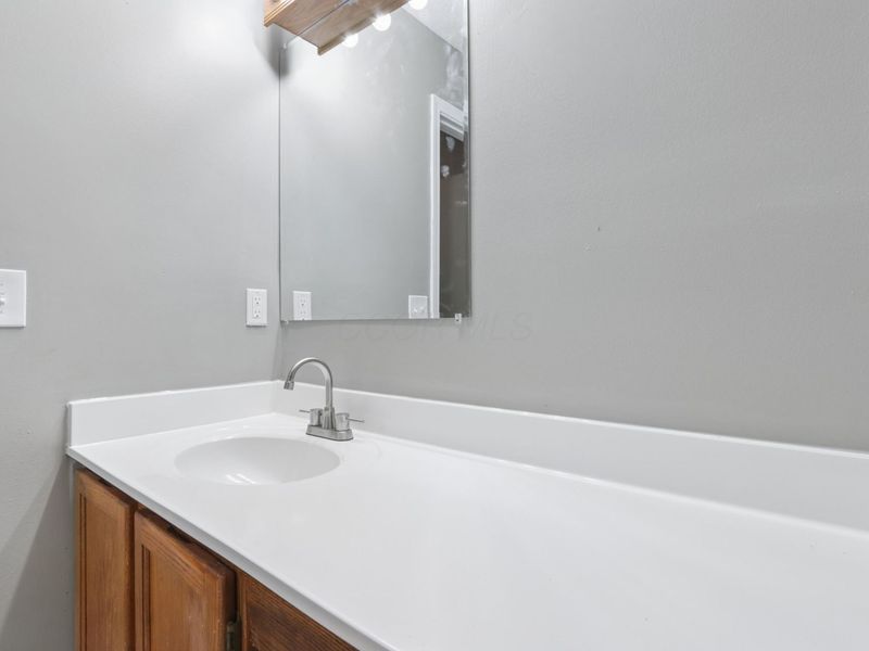385 Oak Village Drive, Columbus, OH 43207 Photo 24