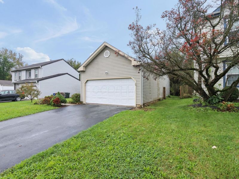 385 Oak Village Drive, Columbus, OH 43207 Photo 3