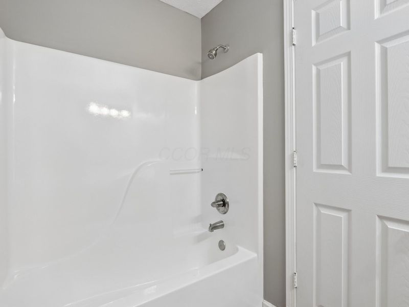385 Oak Village Drive, Columbus, OH 43207 Photo 30