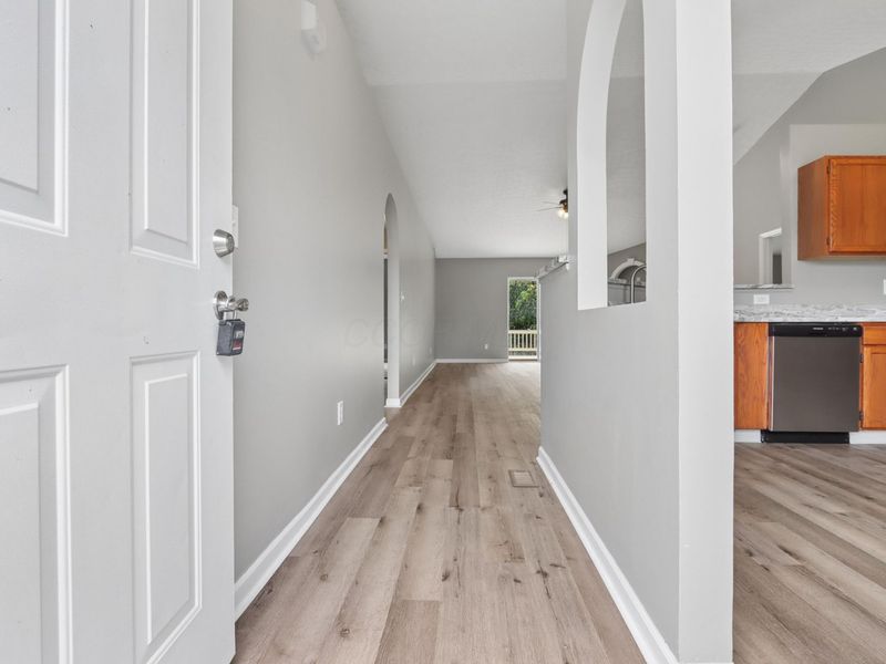 385 Oak Village Drive, Columbus, OH 43207 Photo 6