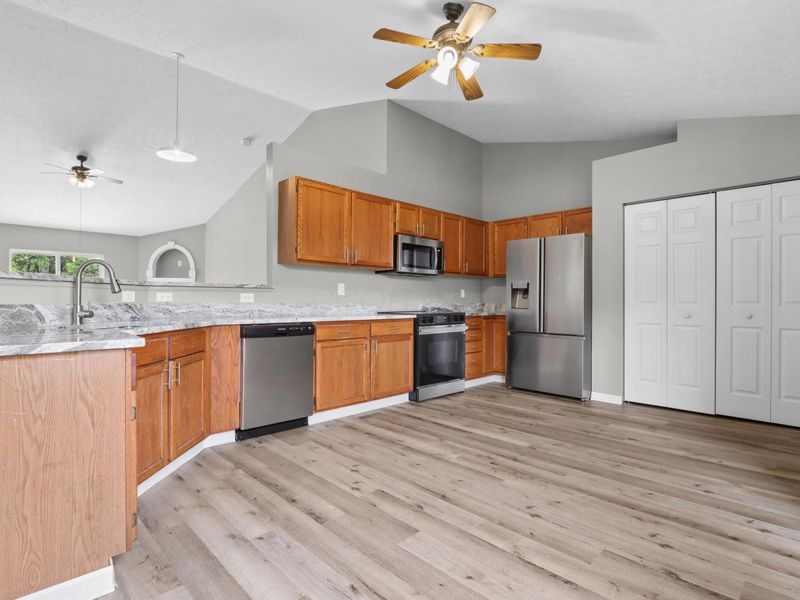 385 Oak Village Drive, Columbus, OH 43207 Photo 6