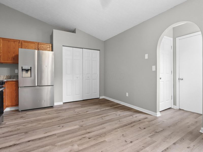 385 Oak Village Drive, Columbus, OH 43207 Photo 8