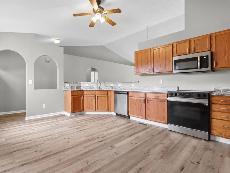 385 Oak Village Drive, Columbus, OH 43207 Photo 8