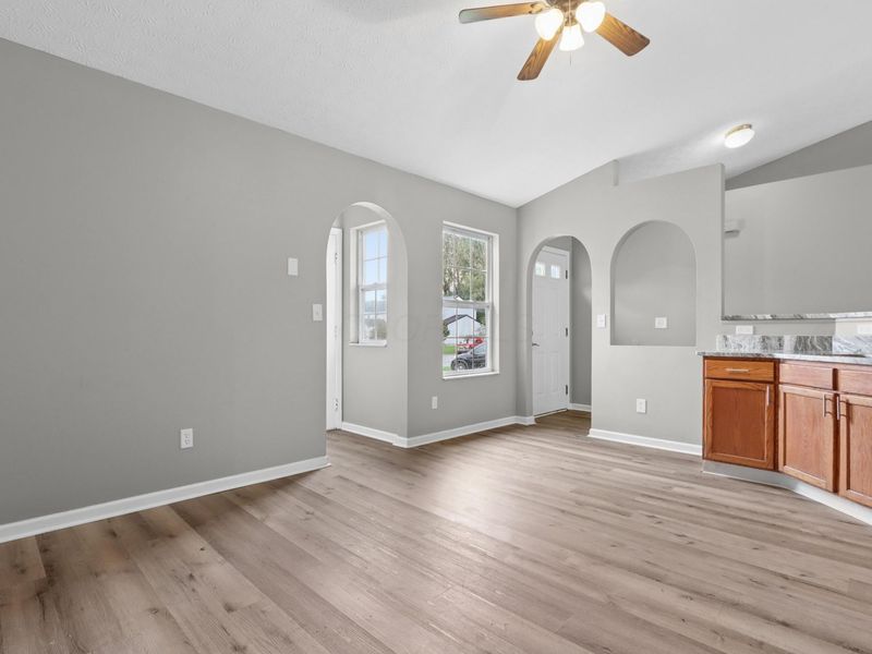 385 Oak Village Drive, Columbus, OH 43207 Photo 9