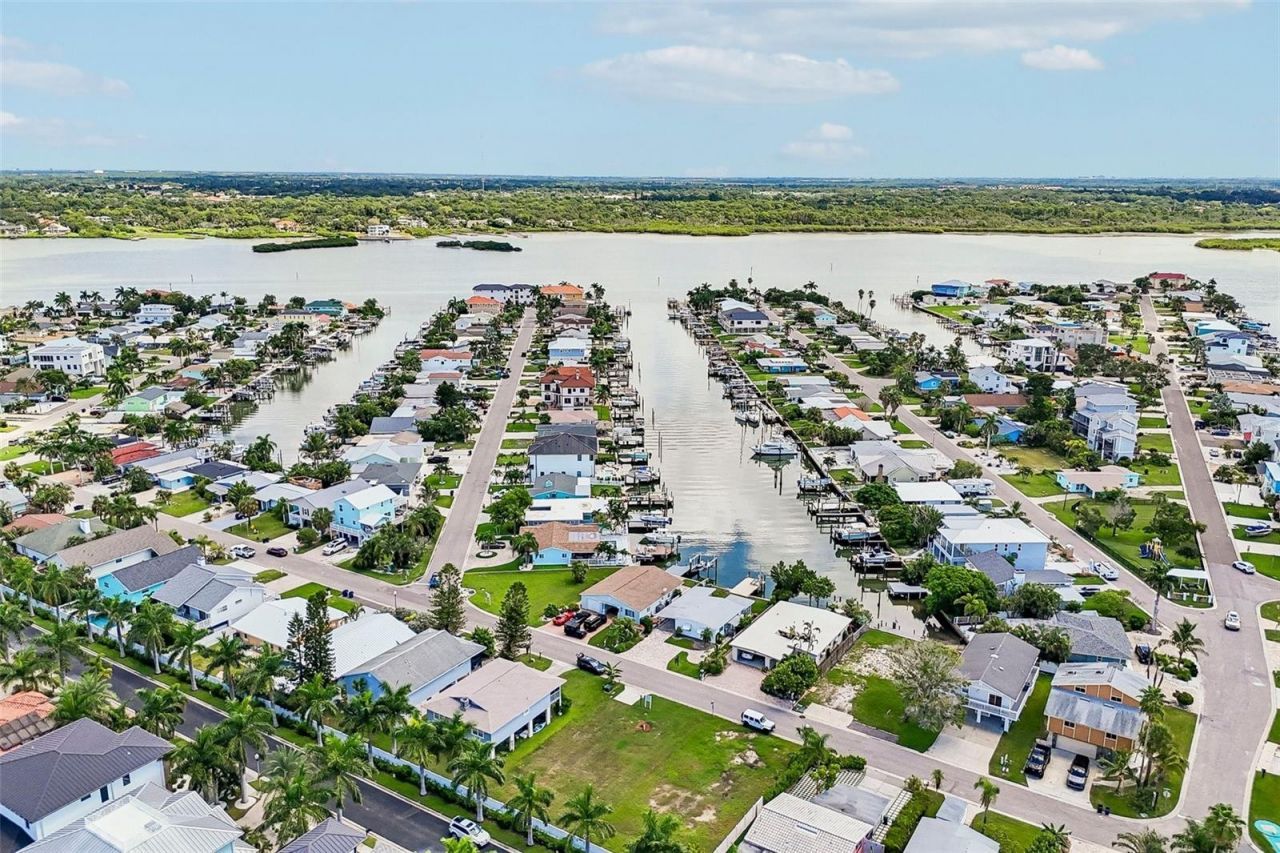 17610 1st Street E, Redington Shores, FL 33708 Photo