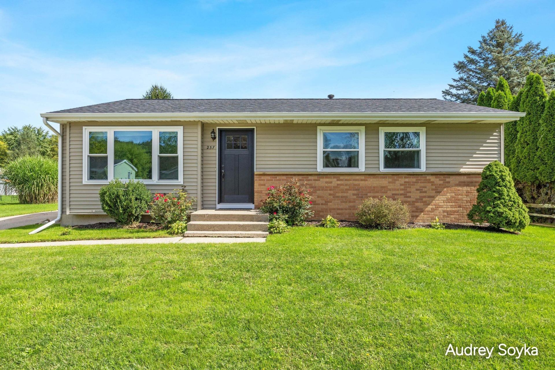 237 Roberta Jayne Drive Se, Lowell, MI 49331 Main Photo