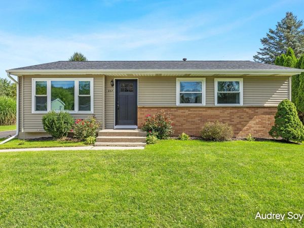 237 Roberta Jayne Drive SE, Lowell, MI 49331