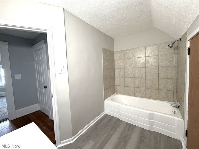 12516 Cornado Avenue, Cleveland, OH 44108 Photo 21