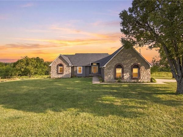 2064 N 900 Road, Eudora, KS 66025