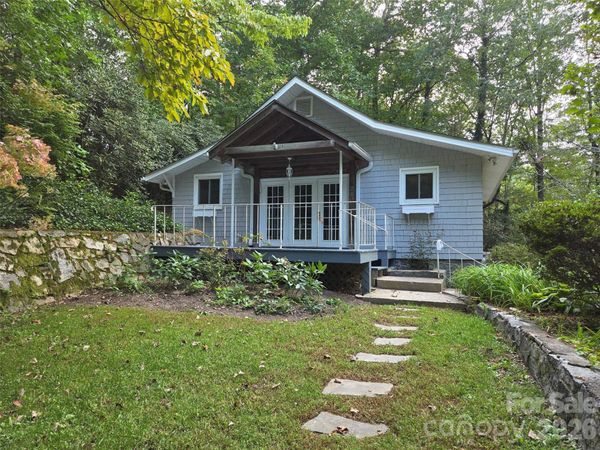 240 Seneca Boulevard , Hendersonville, NC 28739