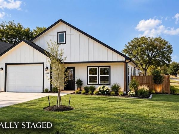 302 W Pine Street , Whitewright, TX 75491