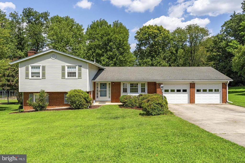 9904 Vale Road, Vienna, VA 22181 Main Photo