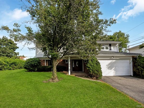 29 Randy Lane, Plainview, NY 11803