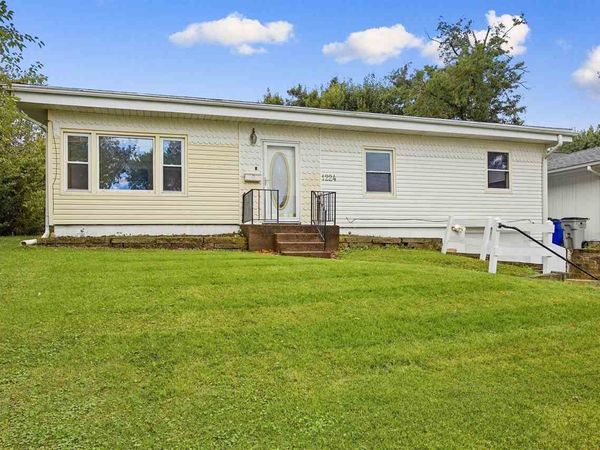 1224 SW 20th St, Cedar Rapids, IA 52404