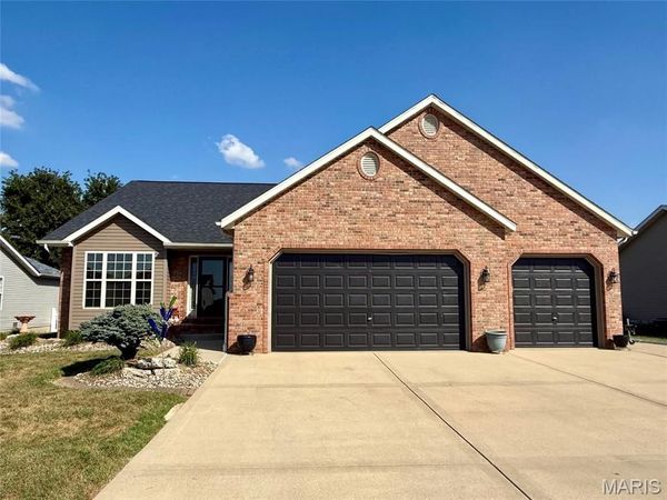 522 Deer Run , Moro, IL 62067