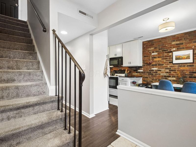 2815 Chateau Circle S, Unit 38, Columbus, OH 43221 Photo 2