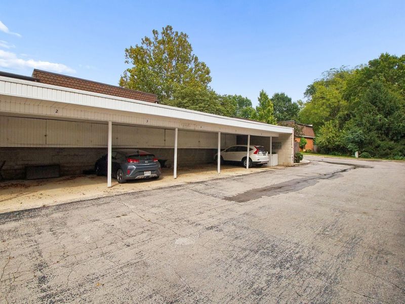 2815 Chateau Circle S, Unit 38, Columbus, OH 43221 Photo 22