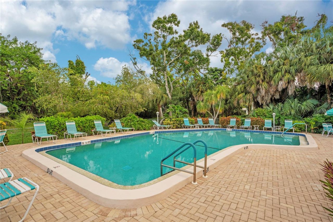 597 Lakeside Drive, Unit 205, Bradenton, FL 34210 Photo