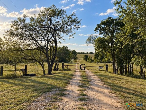 1320 Cr 388, Waelder, TX 78959