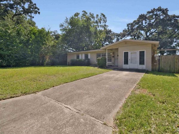 911 Springbrook Ave, Pensacola, FL 32505