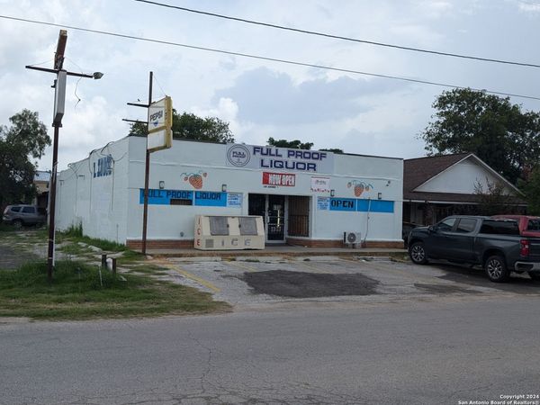 100 AVENUE H, Poteet, TX 78065