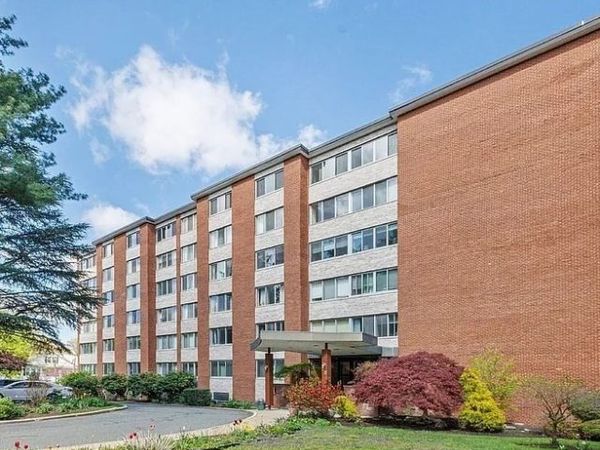 22 Chestnut Pl, Unit 306, Brookline, MA 02445